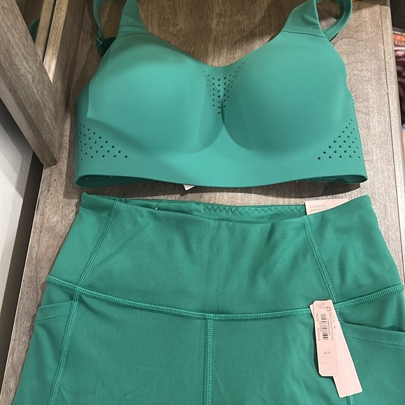 NWT VS Featherweight Max Sports Bra + Essentials Bike Short Set - Size S - Picture 2 of 6